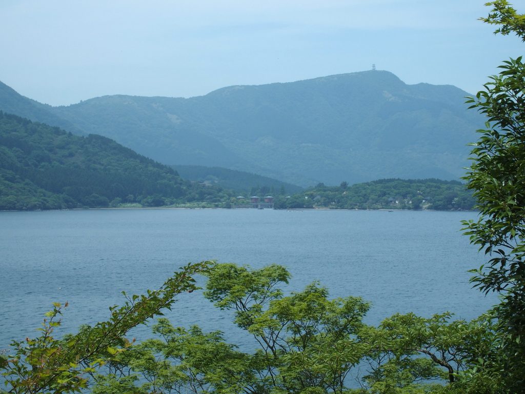 湖尻水門を遠望