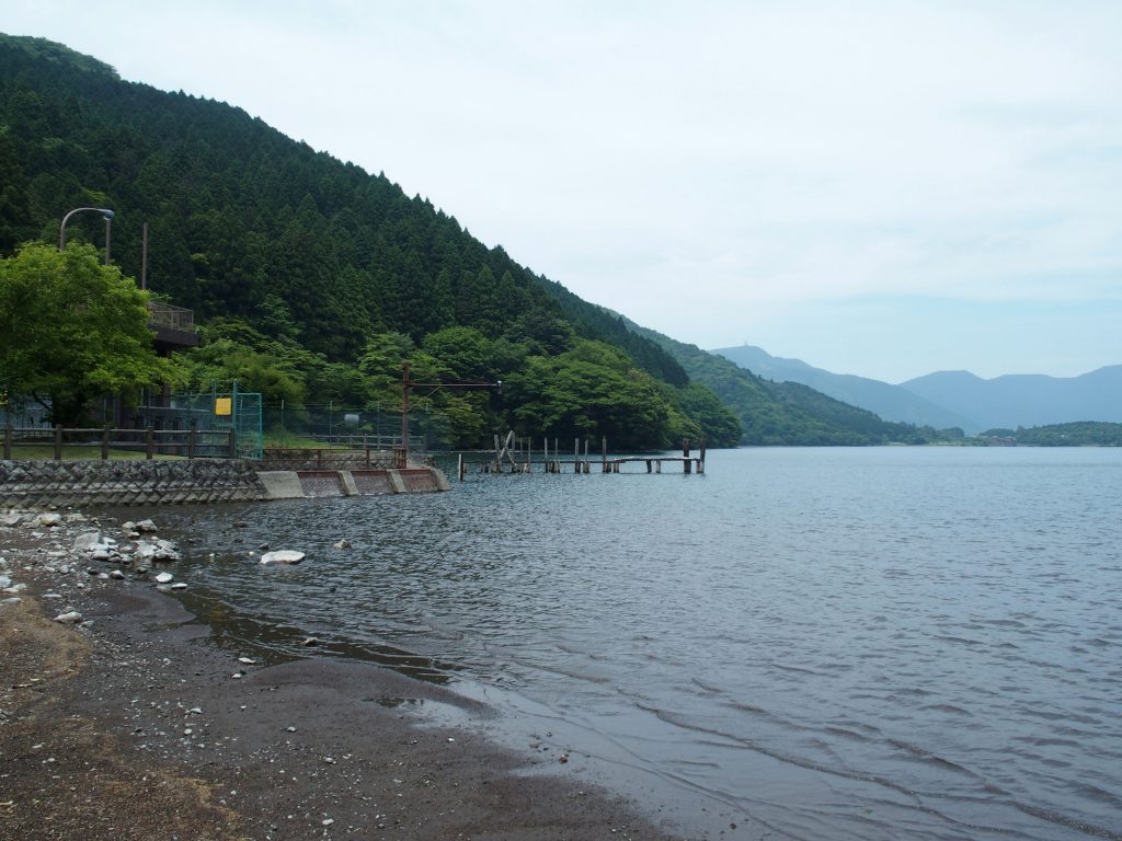 深良水門から湖尻水門が見える