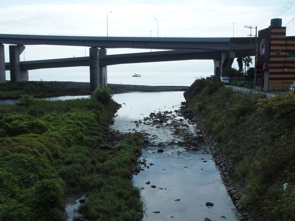 西湘バイパスをくぐって海へ