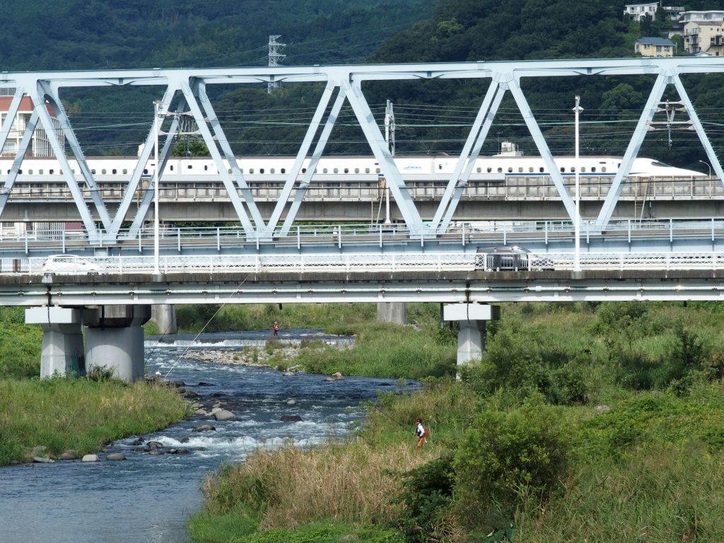 河口からすぐ近くを新幹線が通過