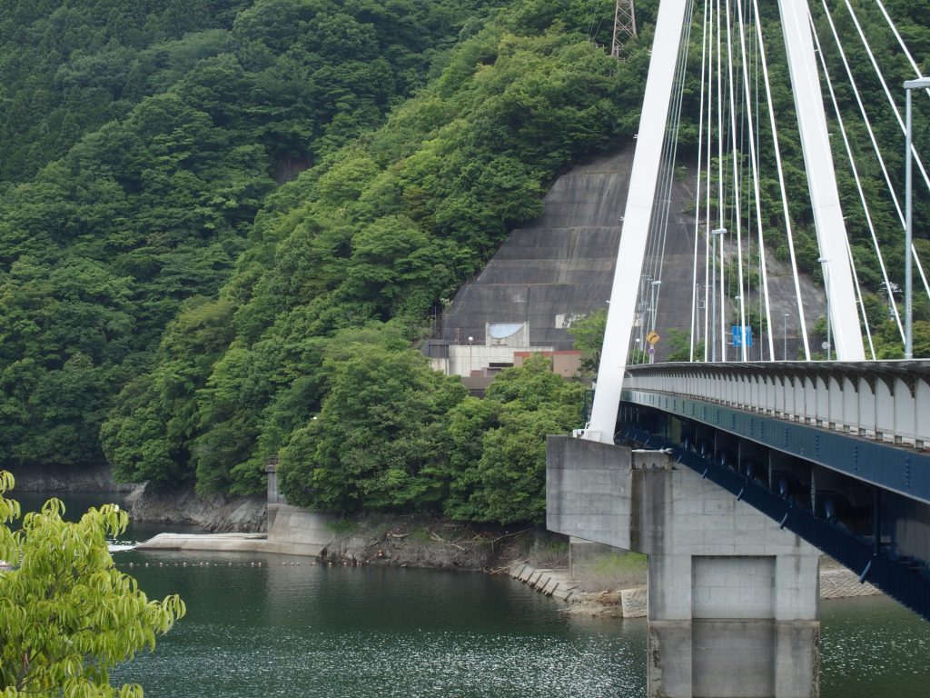 永歳橋を渡るとすぐに発電所