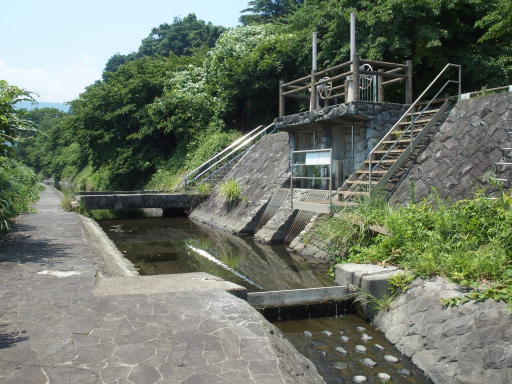 右側の水門が小田原用水に続く