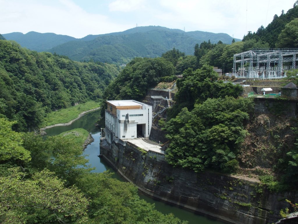 谷が狭まったところに建設された