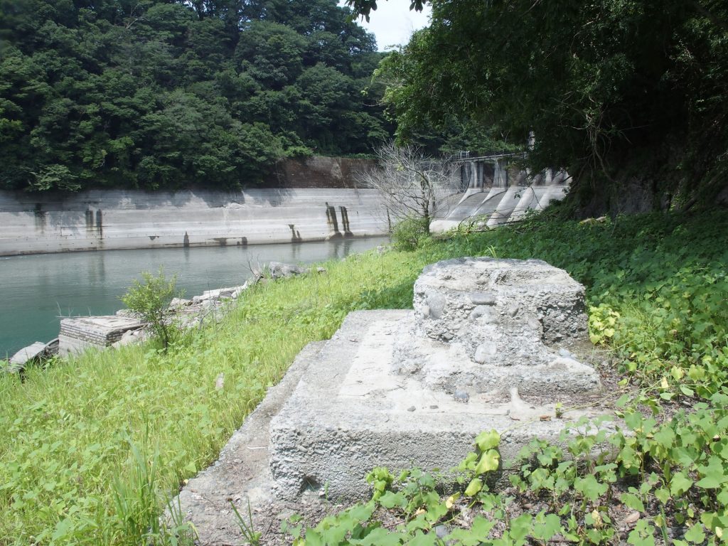 目印となる樹木と建造物の基礎