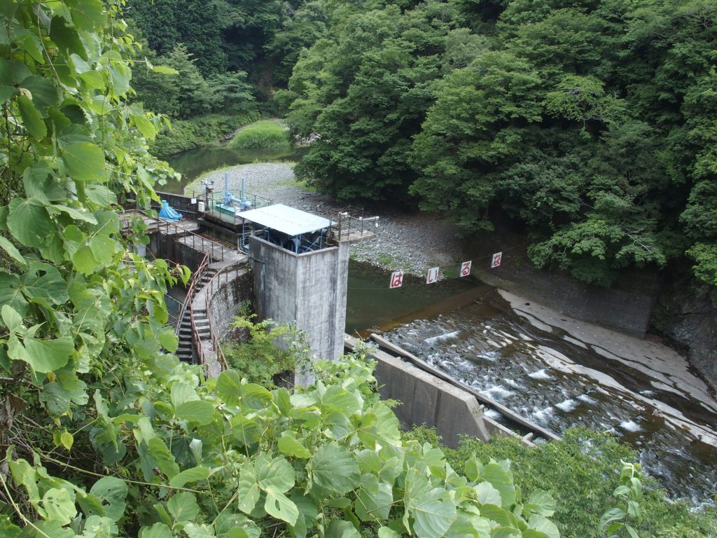 道志川の取水ぜきと取水口施設