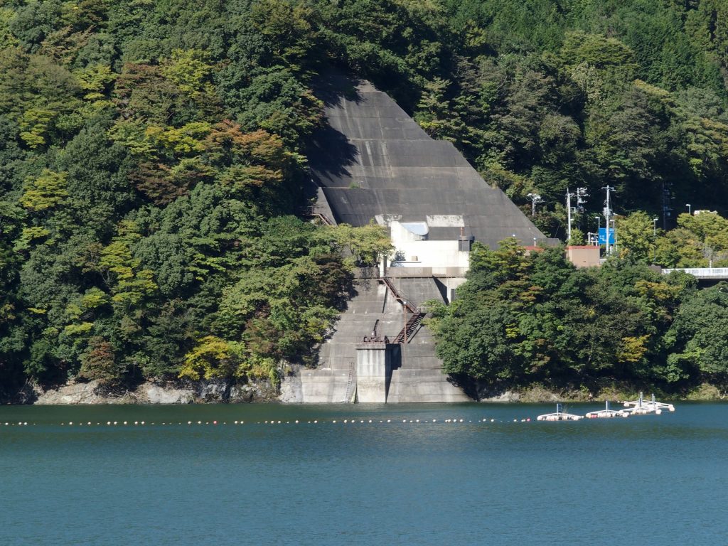 発電所と湖面、永歳橋