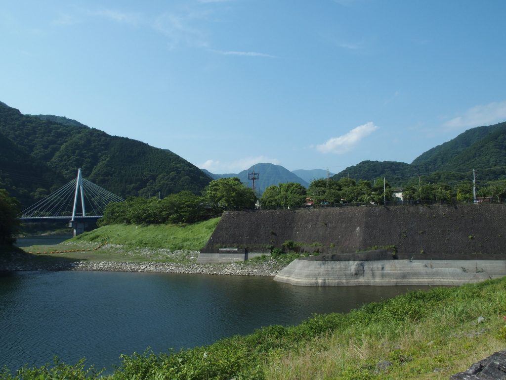 ダム堤体から永歳橋