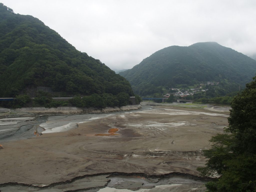 丹沢湖の湖面が広がっているはずだが