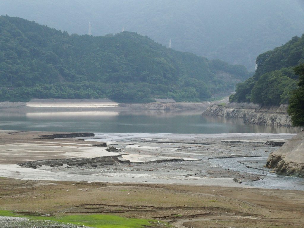 干上がった湖面