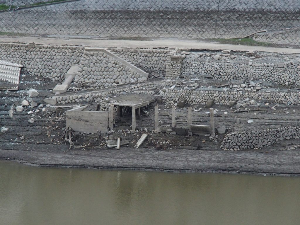 コンクリート建造物の遺構が見えている