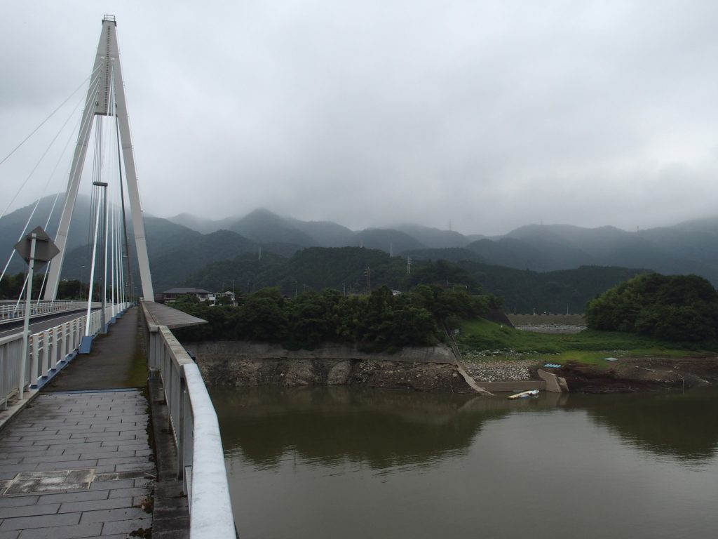 永歳橋からダム堤体方向