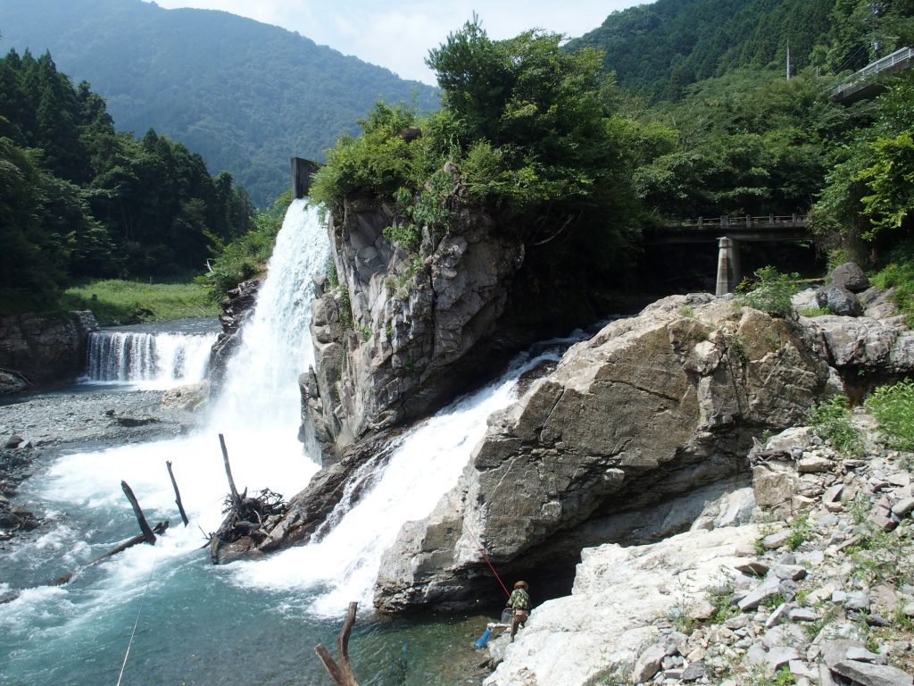 早戸川に流れ落ちる八丁の滝