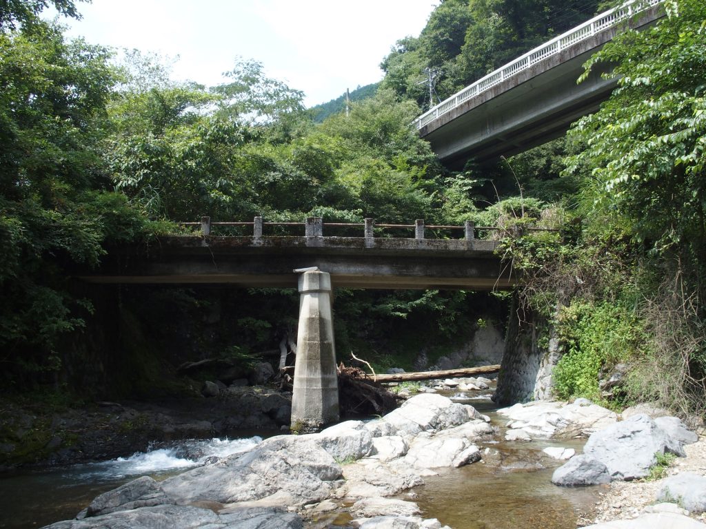 旧道の八丁橋を流れてくる水沢川