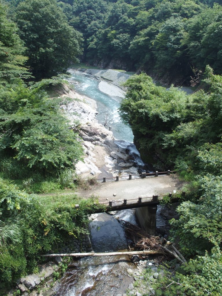 水沢川が旧道の橋をくぐり早戸川に合流