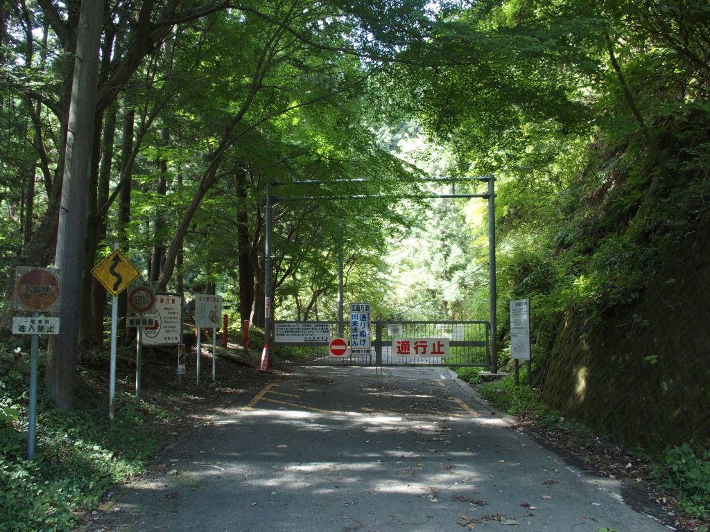 寄大橋右岸からの林道は玄倉まで続いている