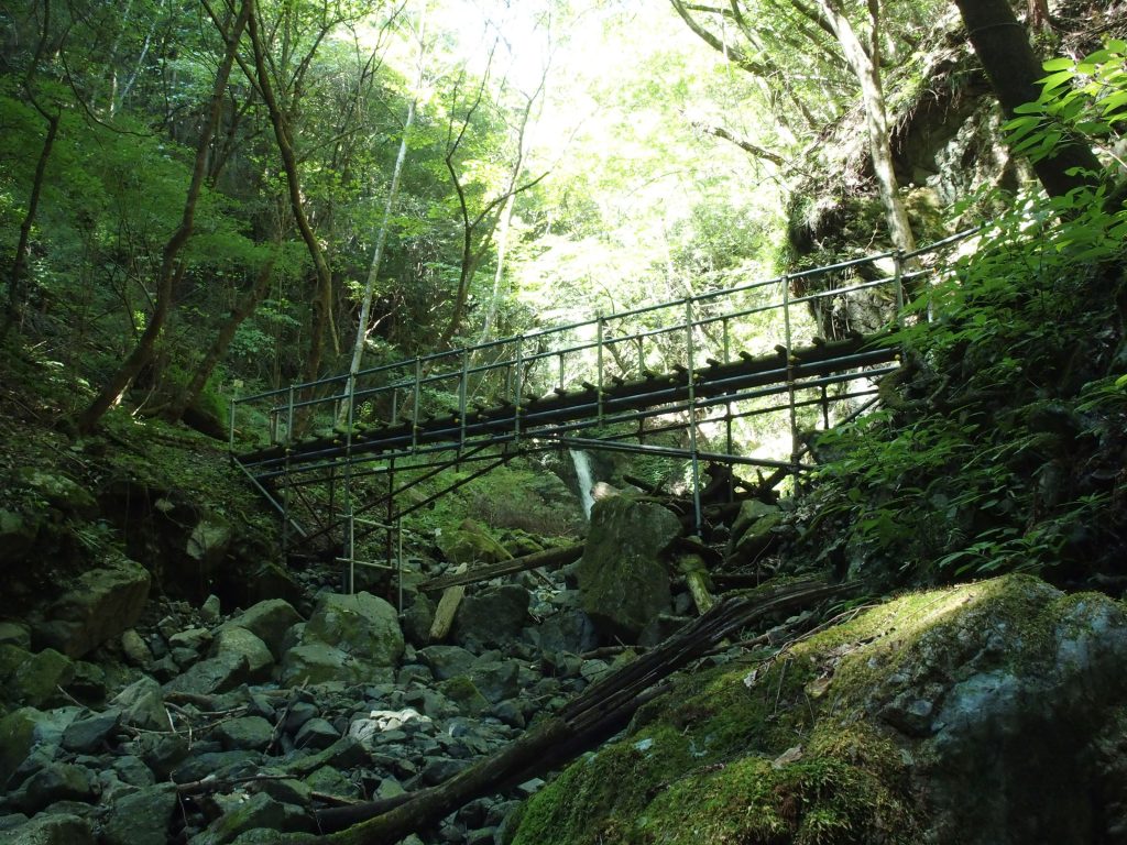 橋の奥には小滝がのぞいている