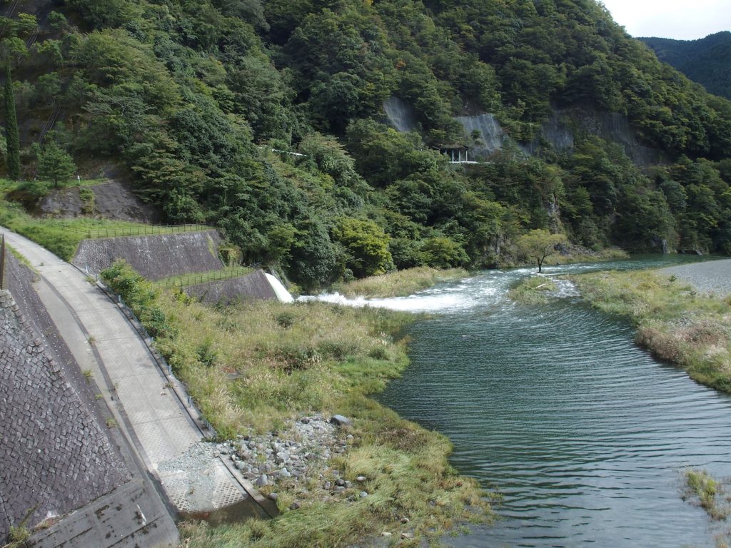 余水吐から河内川に水が戻される