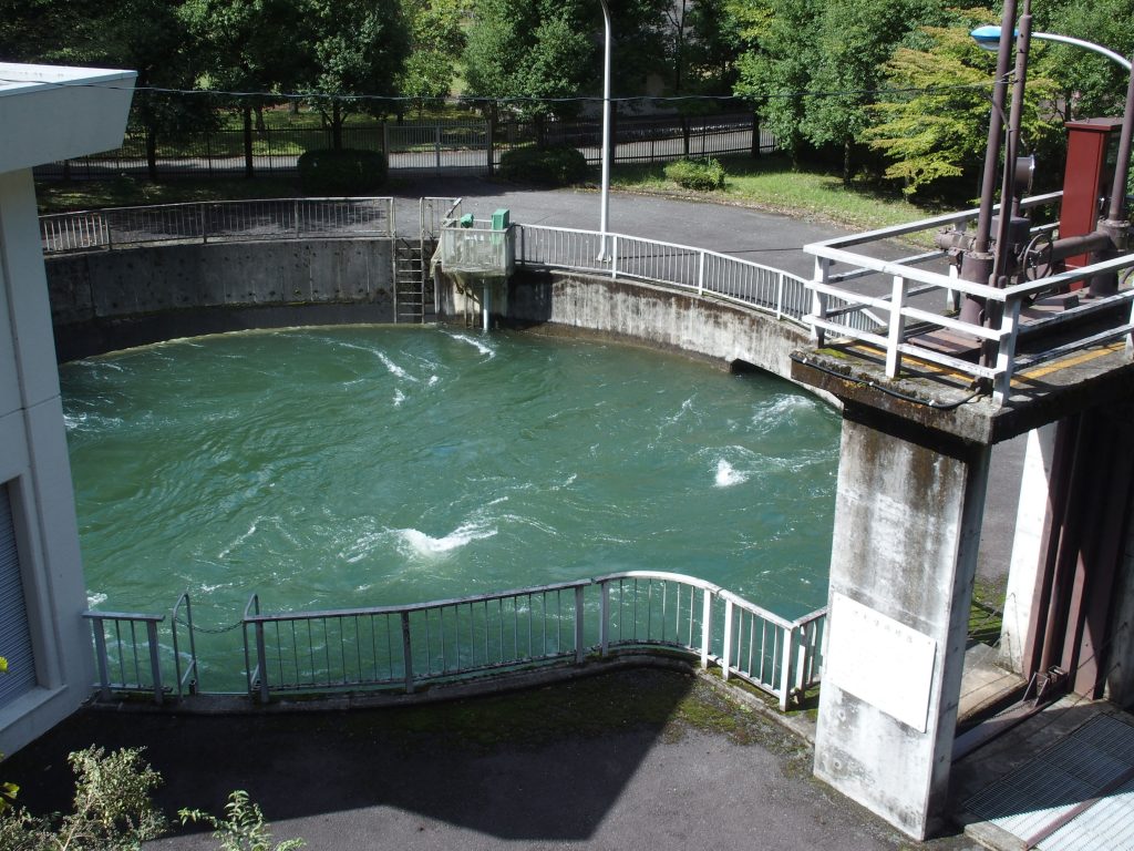 超大型洗濯機のような分水槽