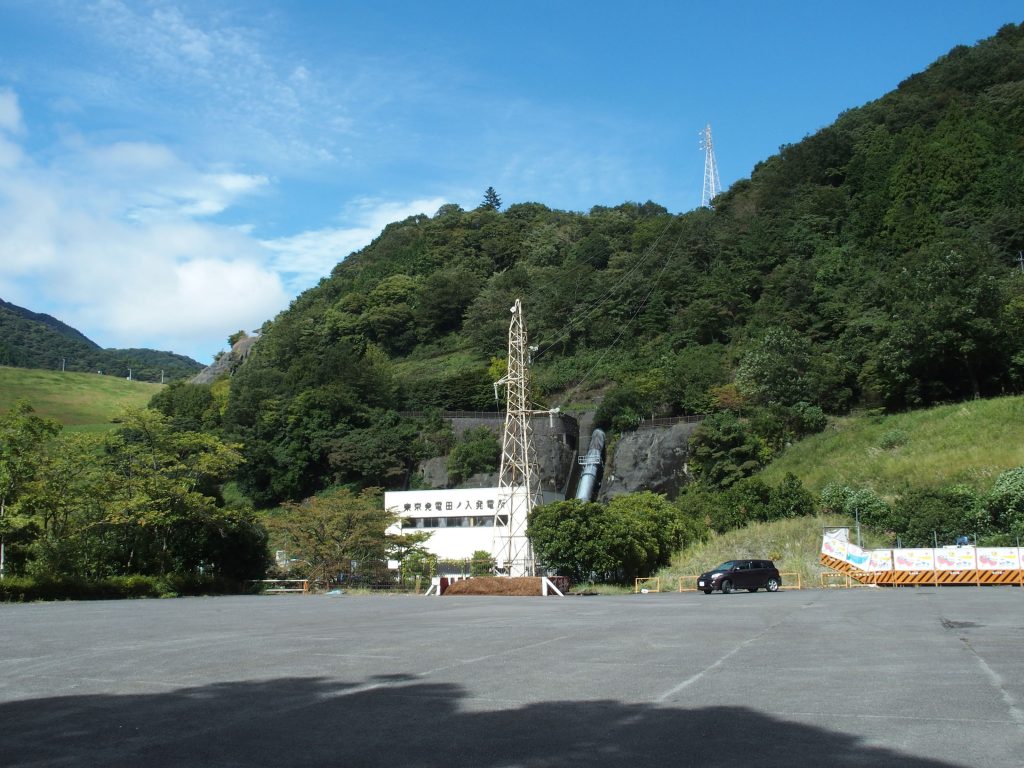 ダム広場駐車場に隣接