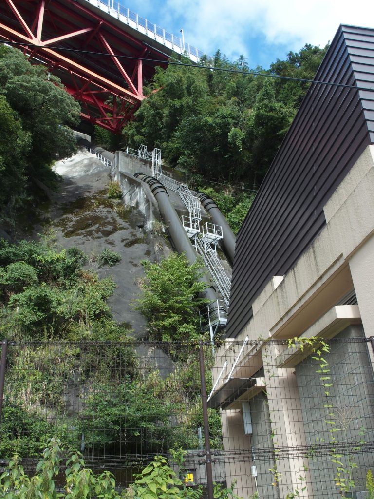 建屋の背後を水圧鉄管が下降してくる