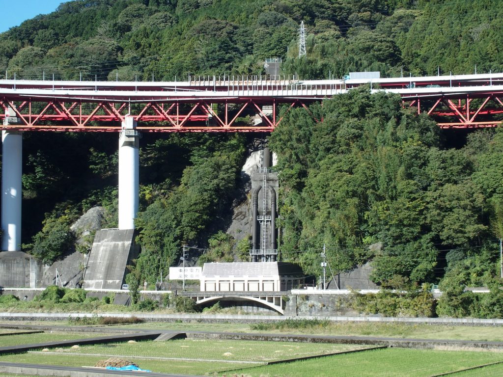 発電所の施設と東名高速道路が絡み合う