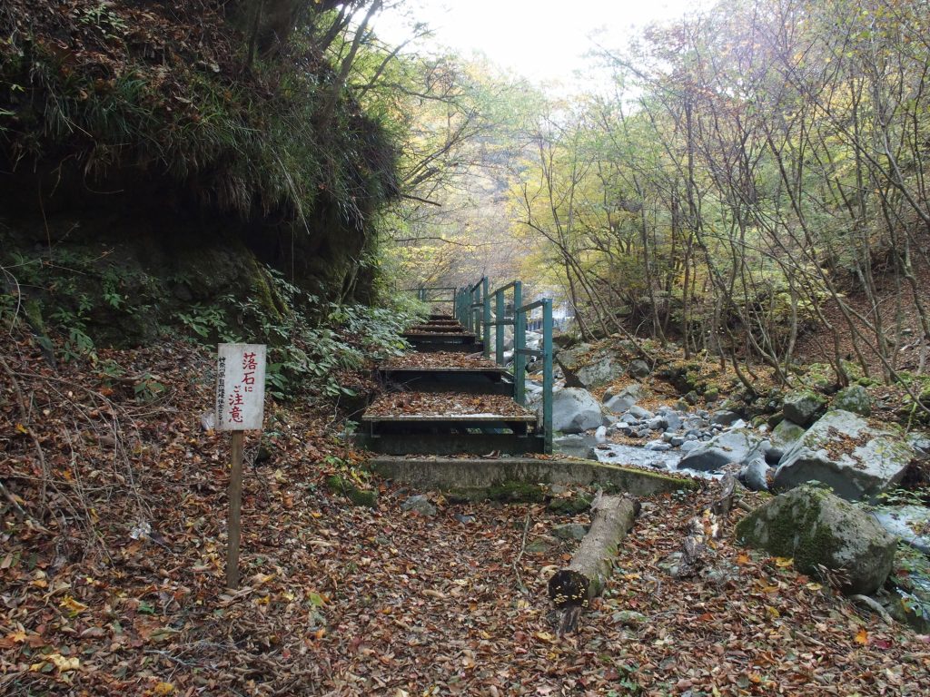 鋼製の桟道や橋も