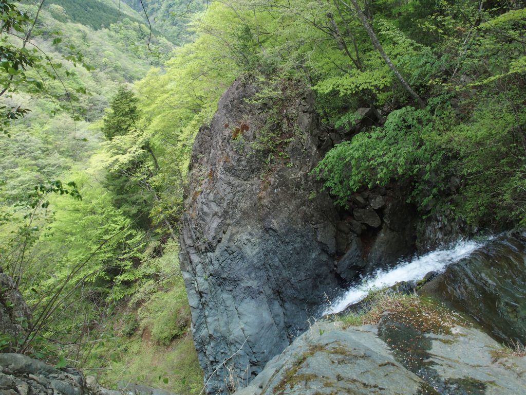 下から全貌を眺めることを遮る右岸の巨岩