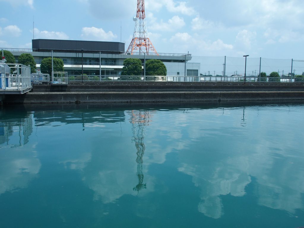 第3浄水場本館のアンテナがランドマーク