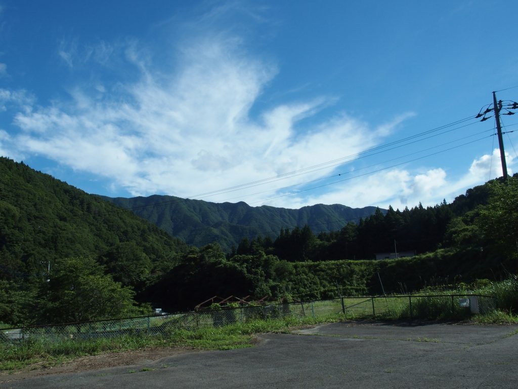 駐車場から道志渓谷を挟んで