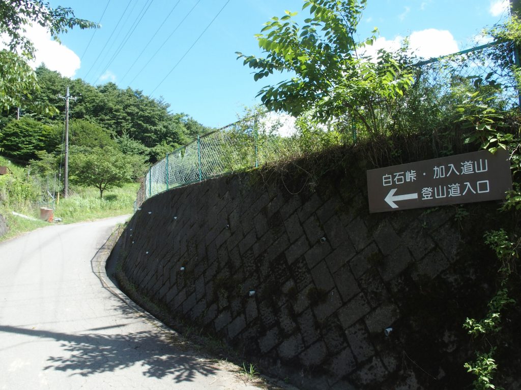 擁壁の上が駐車場