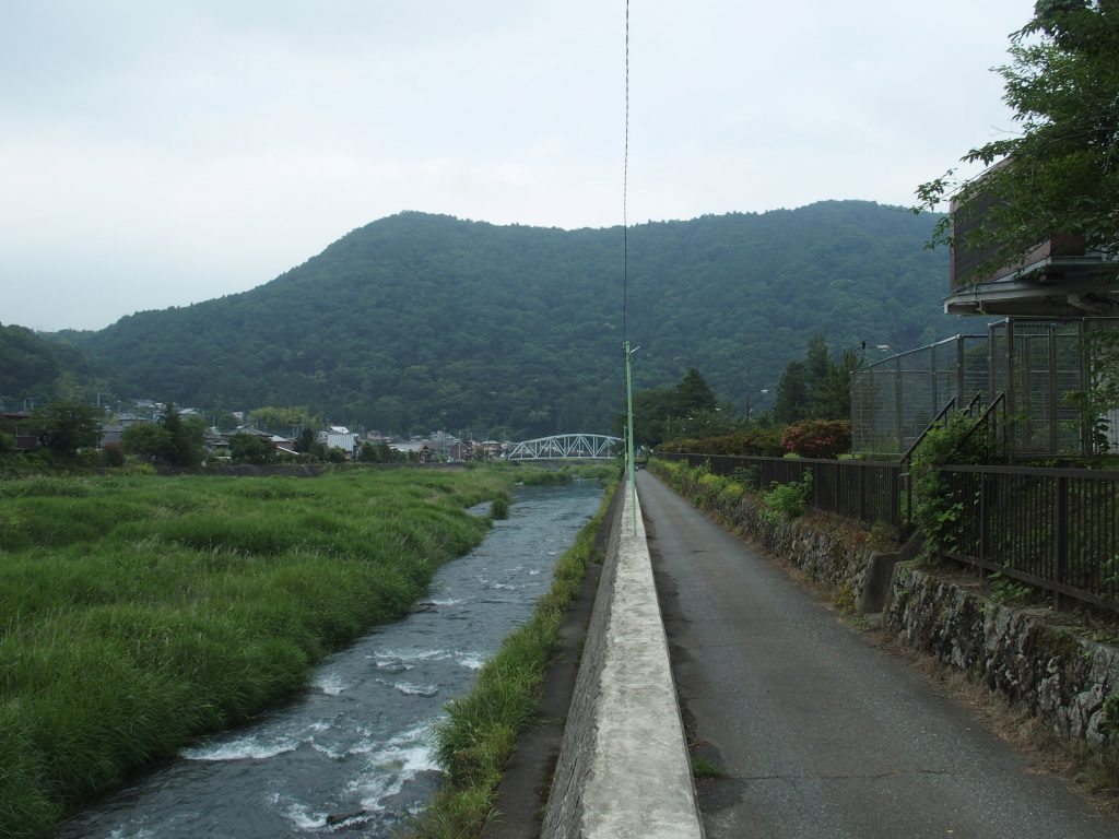 跡地に隣接して中津川が流れる