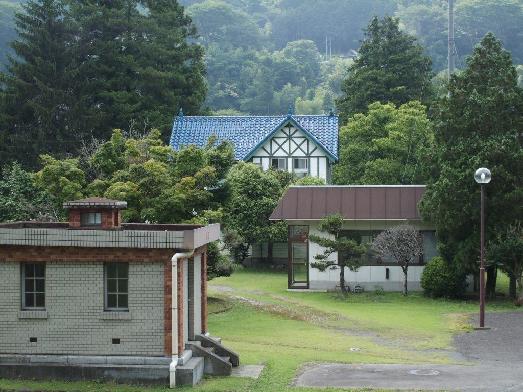 特徴的な管理事務所の建物