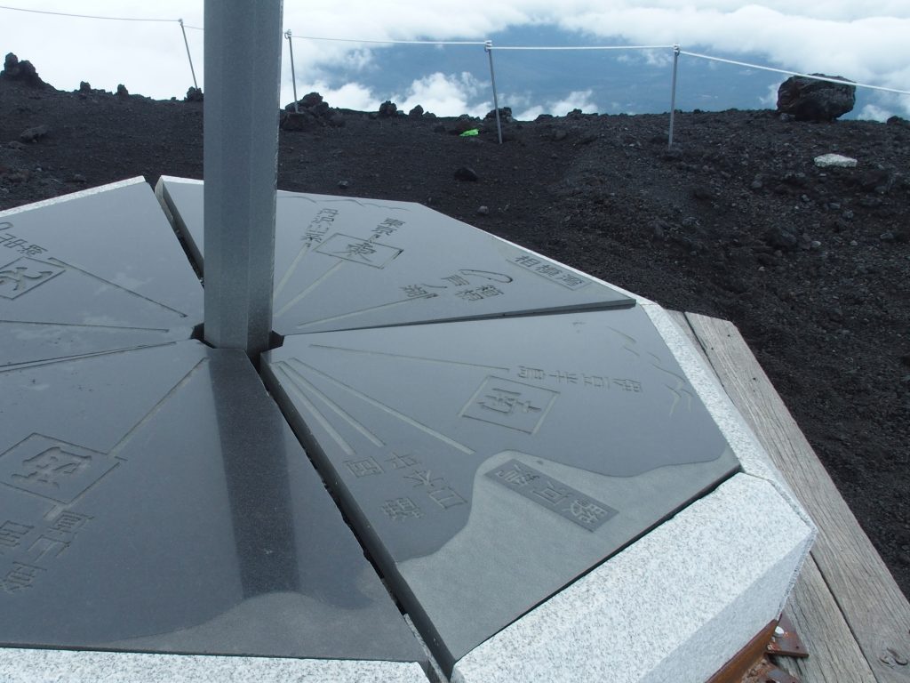 登れるシーズンに展望が開けることはなかなかないのだけれど