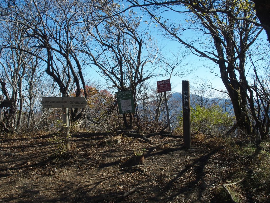 山頂標識の向こうに蛭ヶ岳