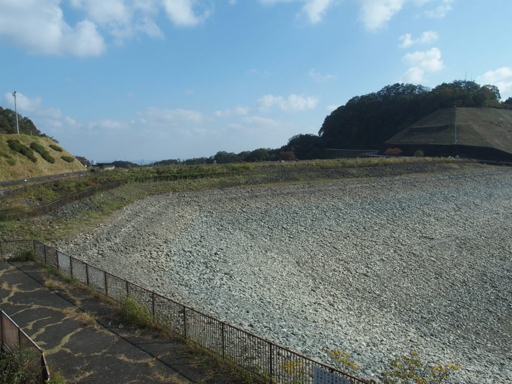 岩石が積み上げられている