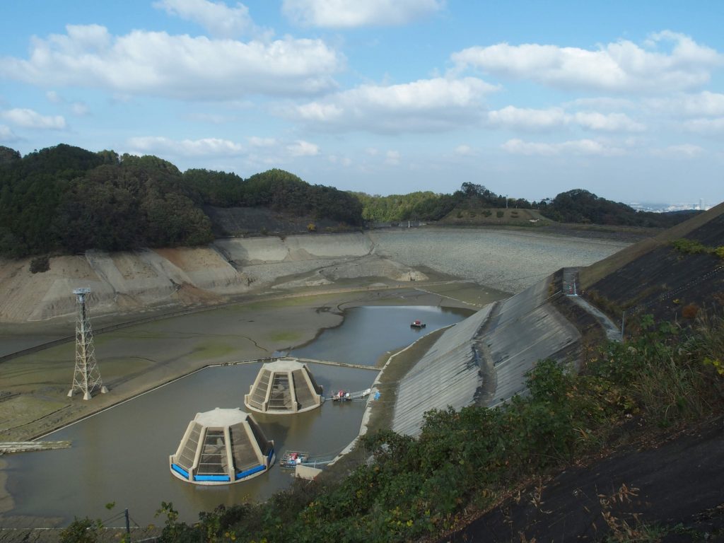 湖底の取水口も丸見え