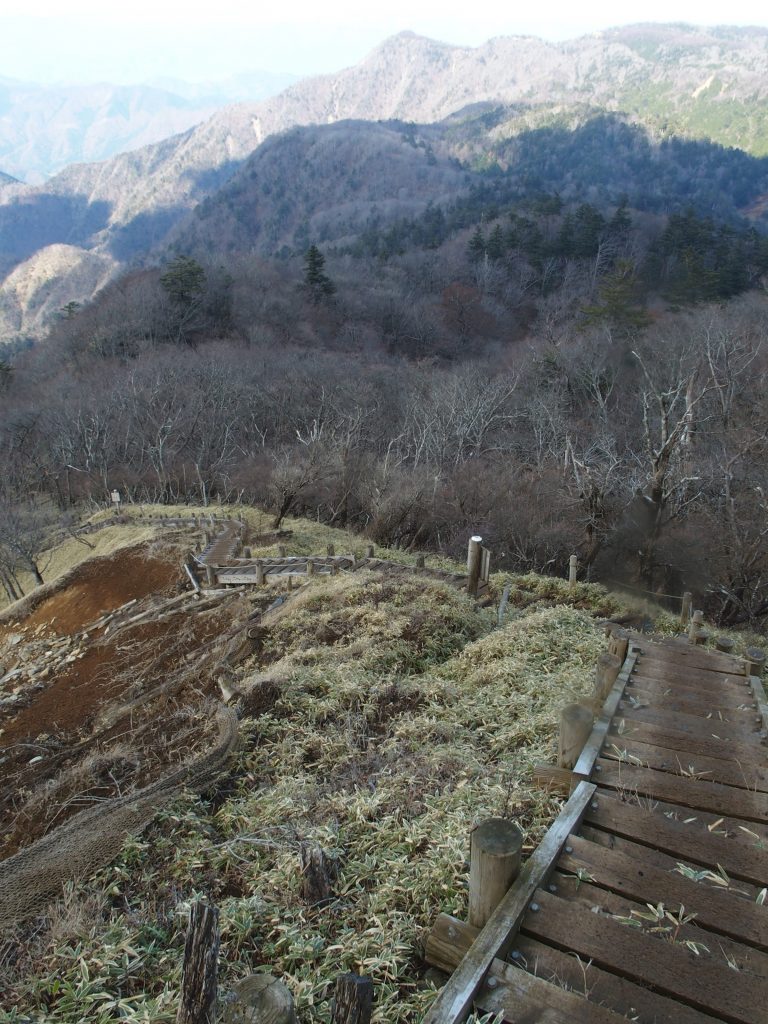 右上奥が姫次、蛭ヶ岳は手前側