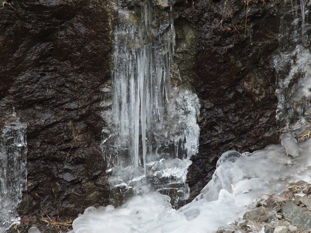 したたる水は氷柱に