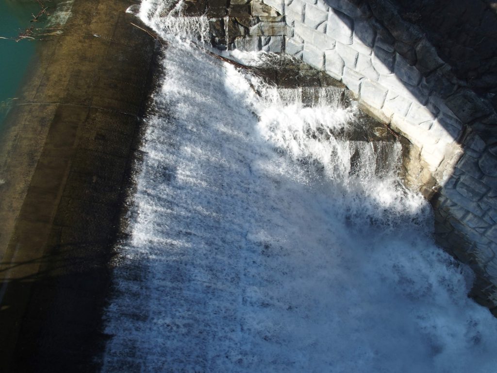 水も、水と素空の対比もイイ