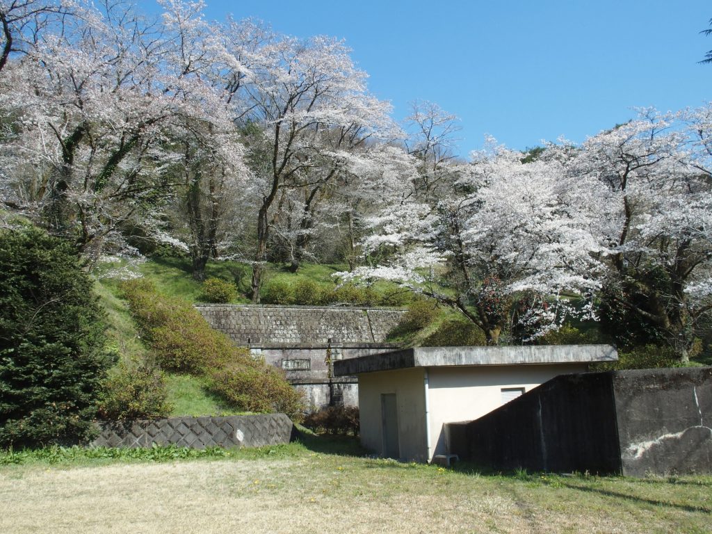 トンネルは建屋の奥