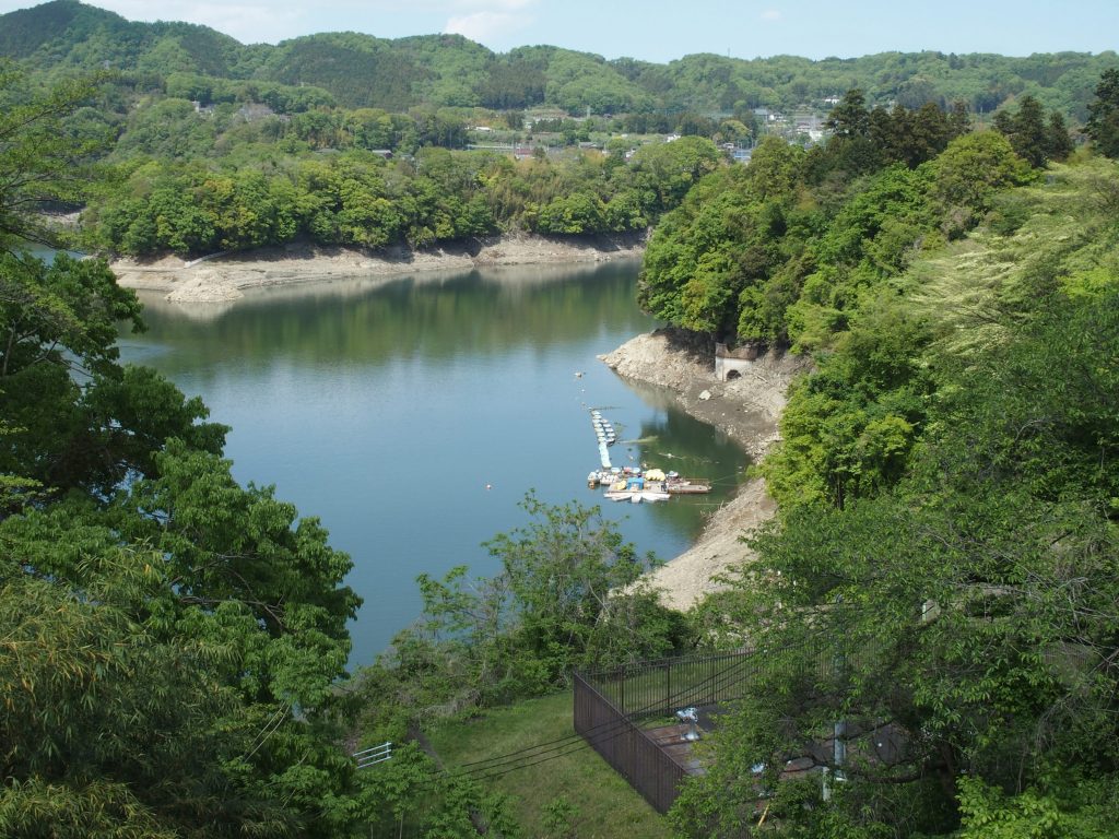 管路が左下側から坑口に向けて続いていたはず