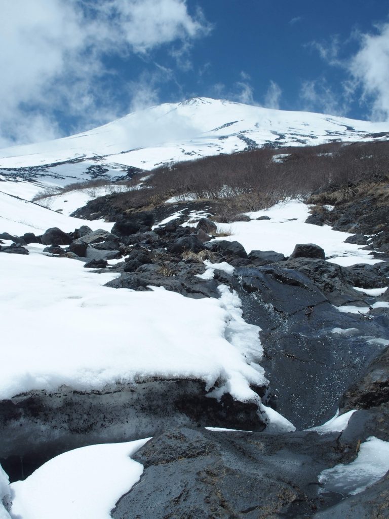 雪が解けた流れは、再び雪の下に