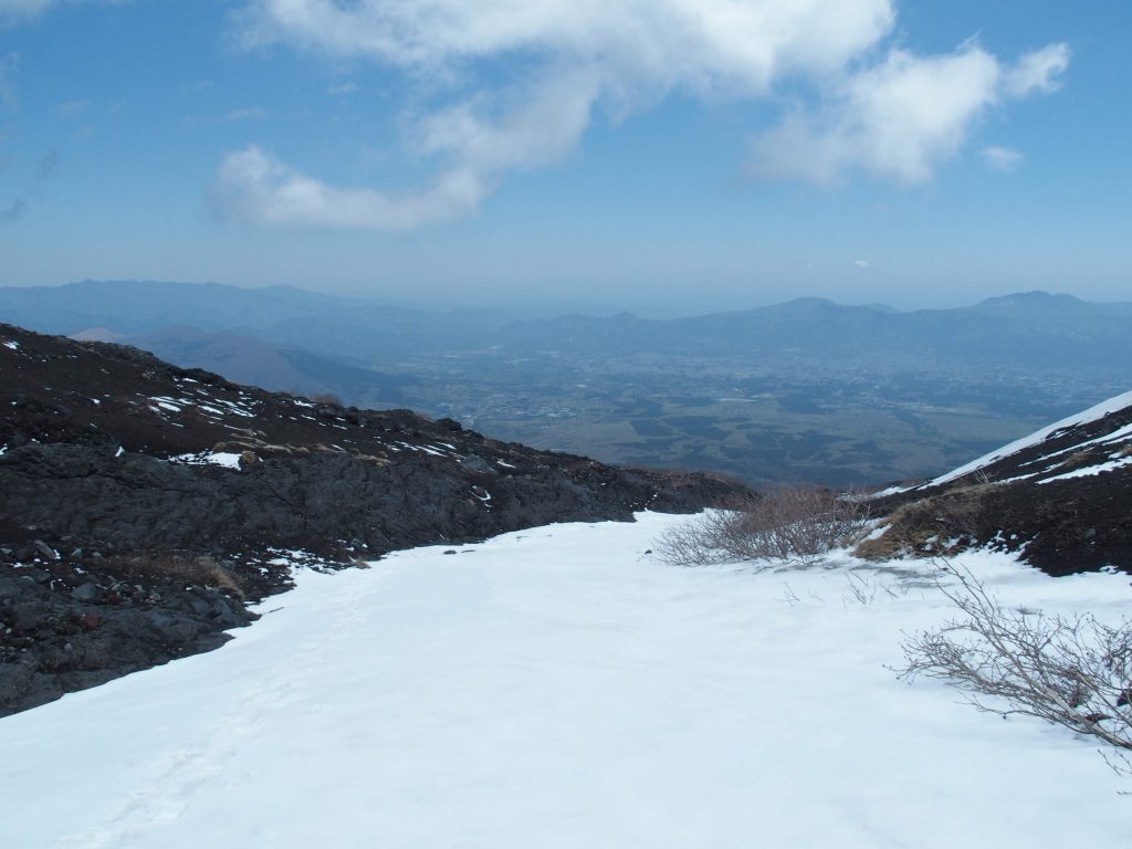 雪、緑の山、海。変化のある景色