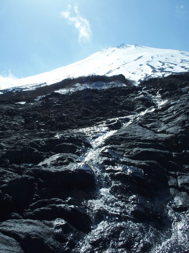 富士山から流れ落ちてくる流れ