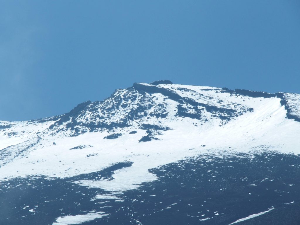 富士山の頭は白く