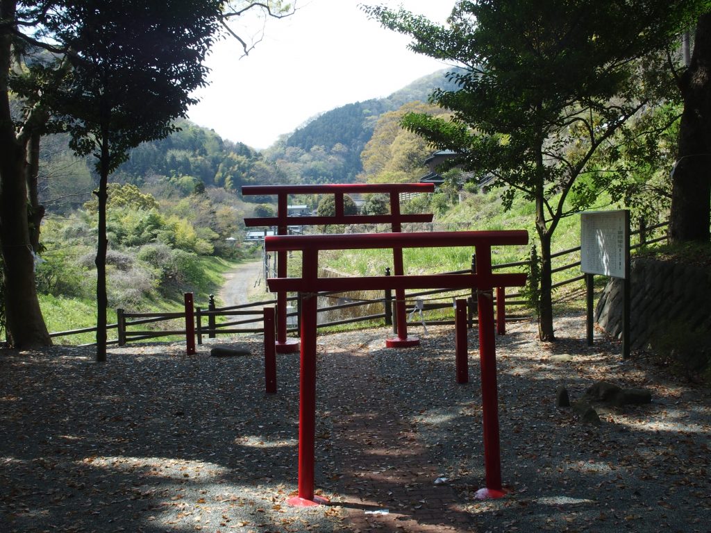 鳥居と、レール