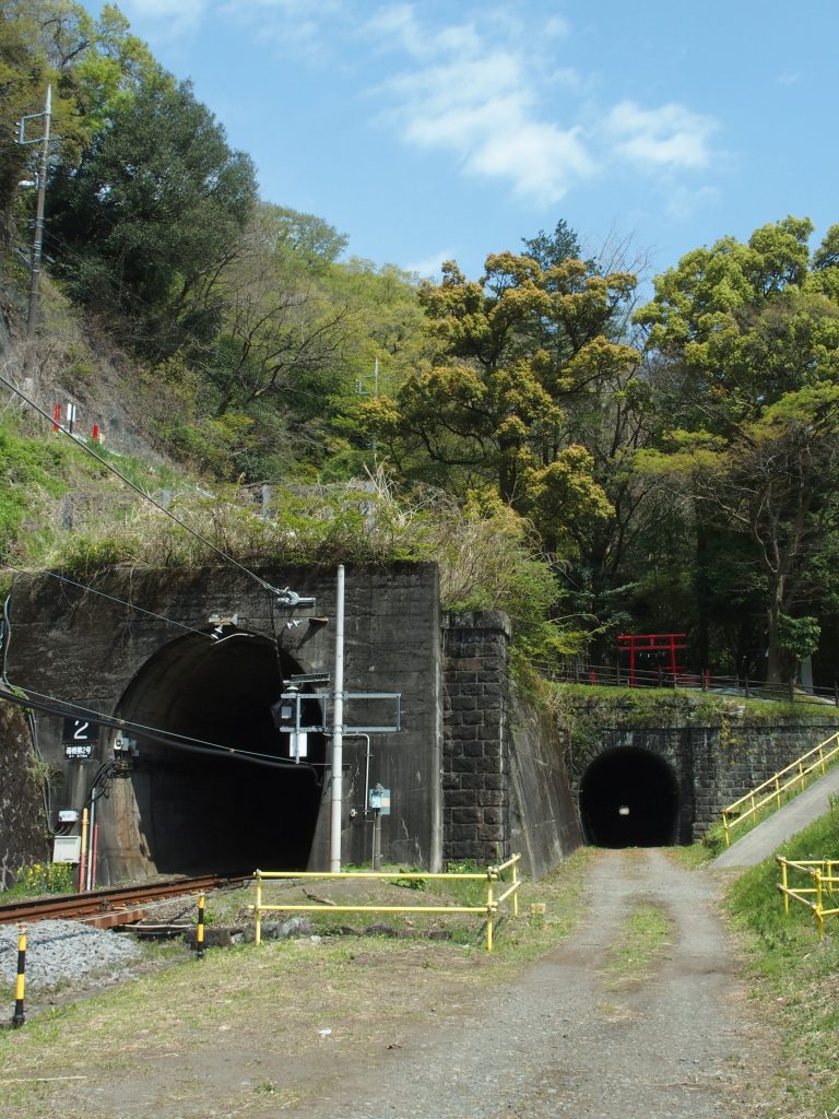 今は使われていない線路敷き