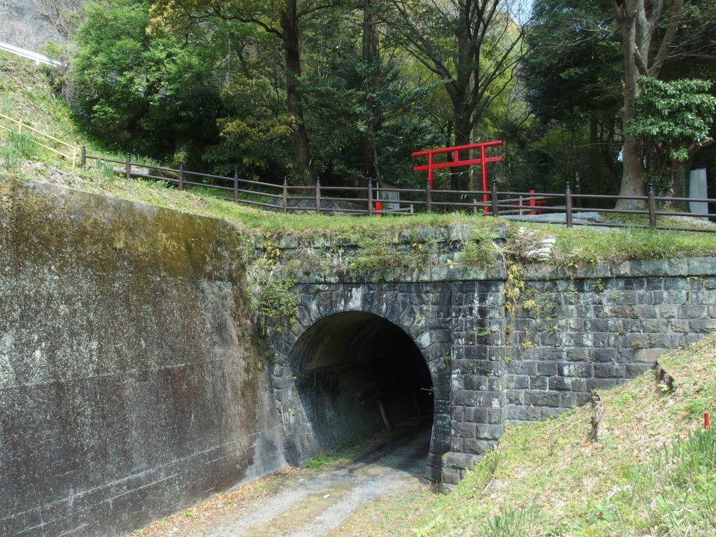 トンネルの上に鳥居