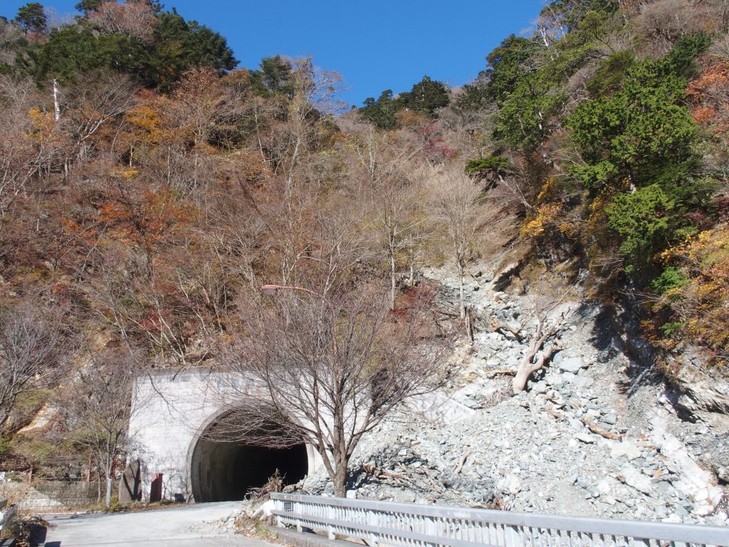 犬越路トンネル南口