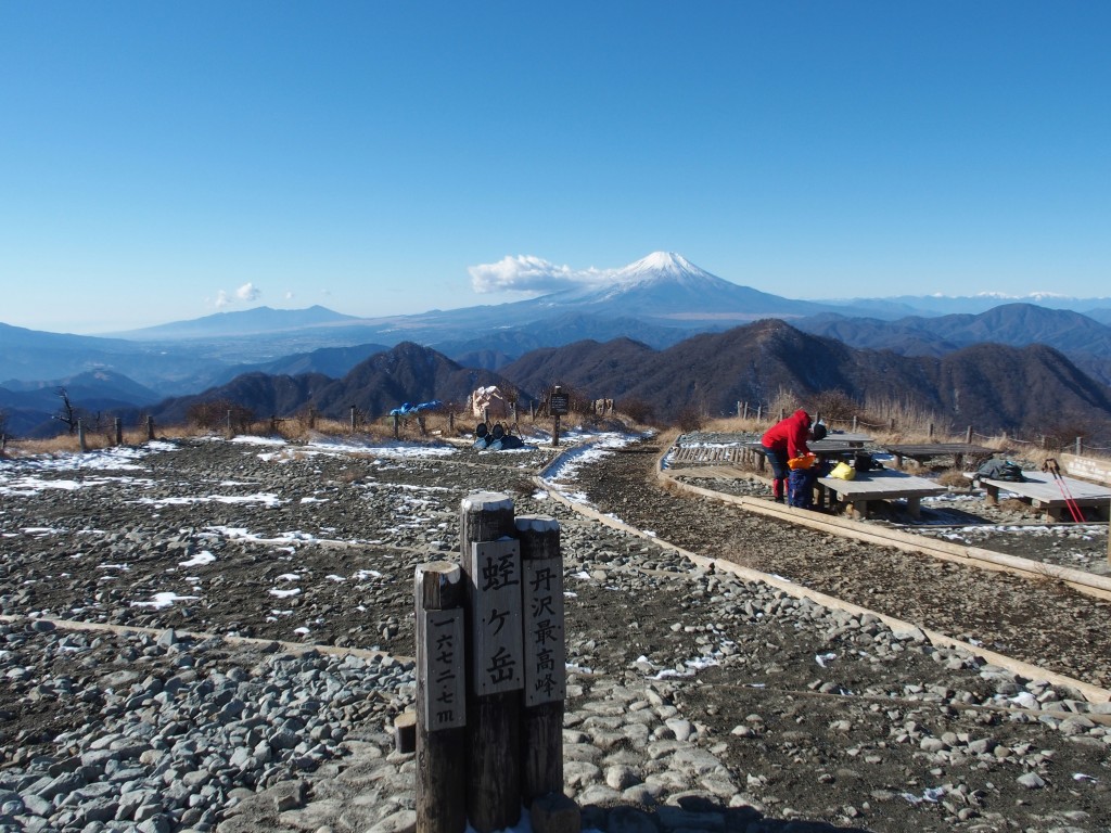 晴れた日の蛭ヶ岳山頂